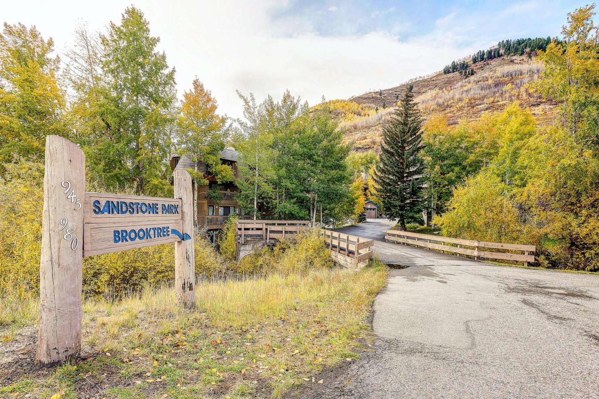 Peaceful Creek View From The Deck! Walk To Shuttle Villa Vail Bagian luar foto